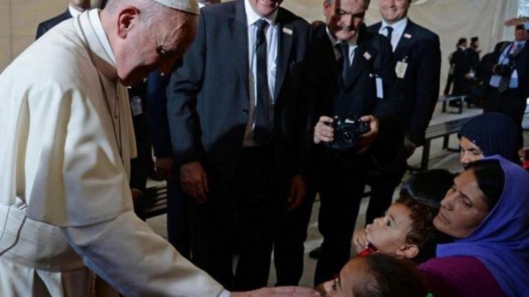 Ο Πάπας Φραγκίσκος καταγγέλλει τα «στρατόπεδα συγκέντρωσης» για πρόσφυγες