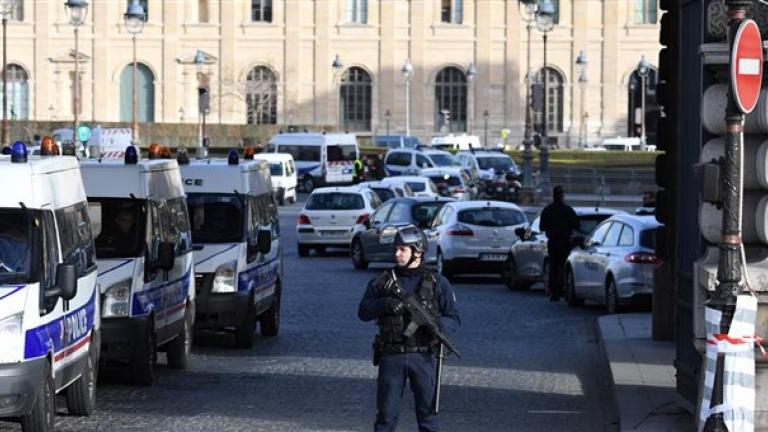 Οι γαλλικές αρχές έχουν ταυτοποιήσει τον δράστη της σημερινής επίθεσης έξω από το μουσείο του Λούβρου