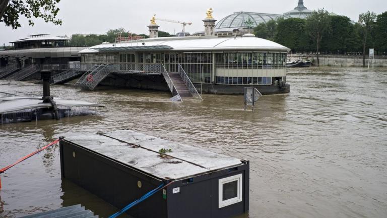 Εκκενώνουν χώρους του Λούβρου λόγω των πλημμυρών στο Παρίσι