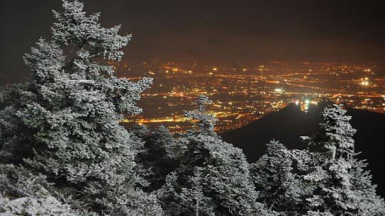 Χιόνια στην Αθήνα: Διακόπηκε εντελώς η κυκλοφορία στην Πάρνηθα