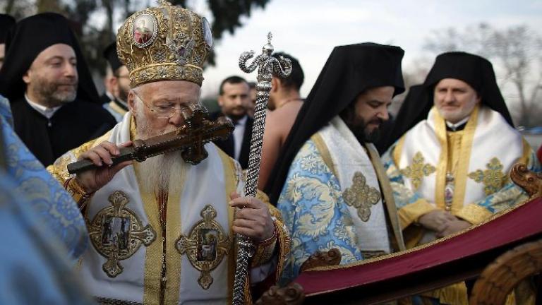 Φανάρι: Με θρησκευτική κατάνυξη η κατάδυση του Τιμίου Σταυρού στον Κεράτιο Κόλπο