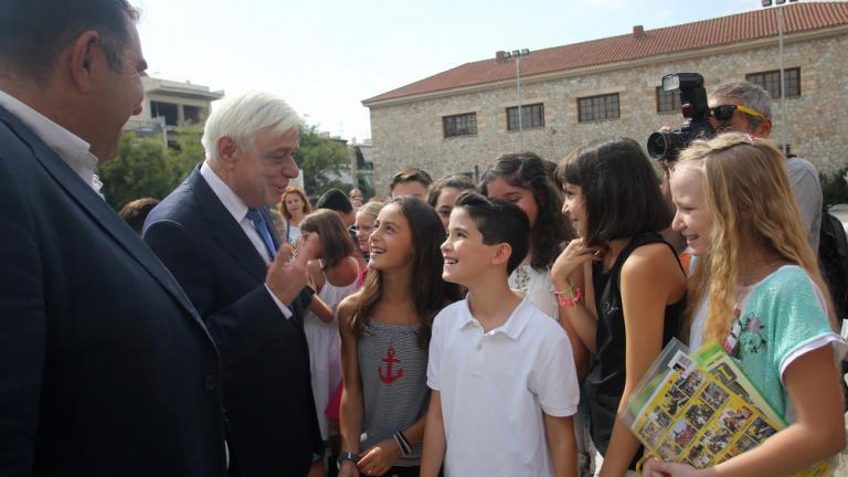 Νέα σχολική χρονιά – Πρ. Παυλόπουλος: Παρότρυνε τους μαθητές να επιδιώκουν την αριστεία και «ν' ανοίξουν την περπατησιά τους»