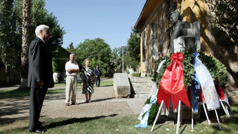 Κατάθεση στεφάνου στην προτομή του Σπύρου Μουστακλή από τον Π. Παυλόπουλο