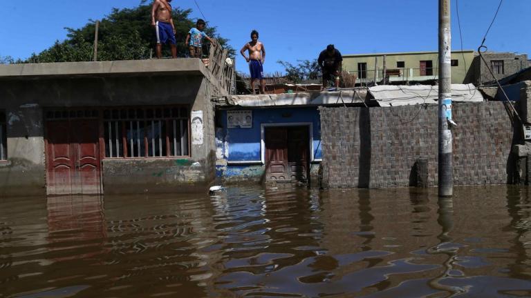 Περού: Οι οικογένειες διασώζουν από τις πλημμύρες τα οστά των νεκρών τους