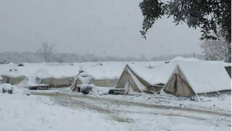 Βούλιαξαν οι σκηνές από το χιόνι - Συγκλονιστικές σκηνές από καταυλισμό προσφύγων