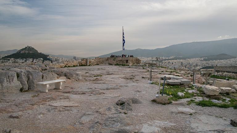 Γυρίζοντας την πλάτη στα μνημεία... 