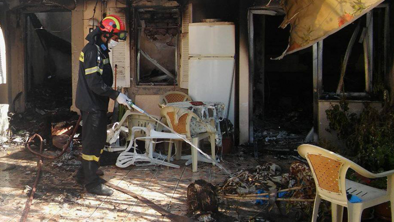 Λέσβος: Πάλεψε η ηλικιωμένη μάνα να σώσει τους δύο γιους της μέσα στο φλεγόμενο σπίτι μάταια όμως 