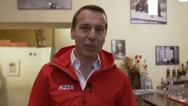 Από καγκελάριος της Αυστρίας έγινε ντελιβεράς και μοιράζει πίτσες (ΒΙΝΤΕΟ)