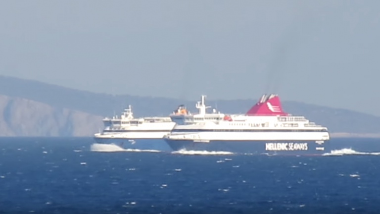 Εντυπωσιακή «κόντρα» πλοίων έξω από το λιμάνι του Πειραιά (ΒΙΝΤΕΟ)