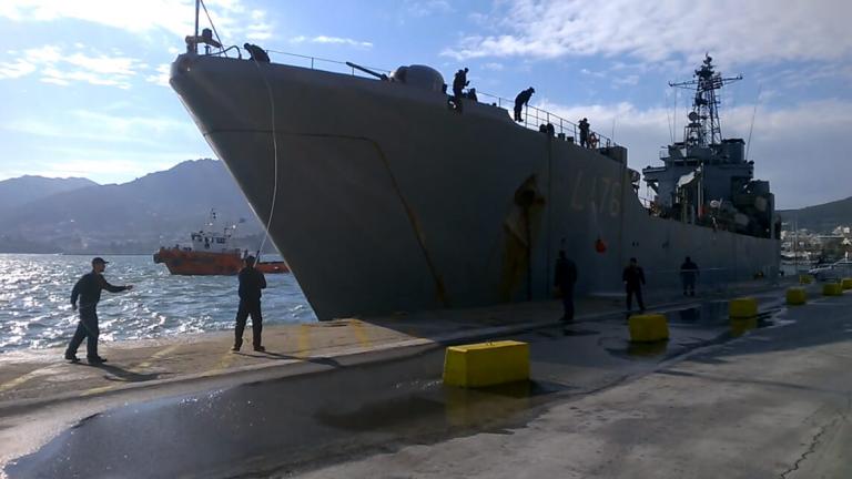 Αρνούνται οι πρόσφυγες στη Μυτιλήνη να μεταφερθούν στο Αρματαγωγό «Λέσβος»