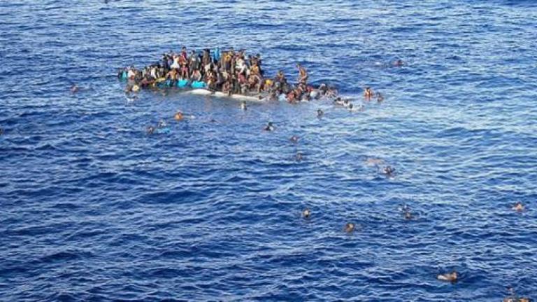Έξι νεκροί και 500 διασωθέντες από ανατροπή πλεούμενου στα ανοικτά της Λιβύης