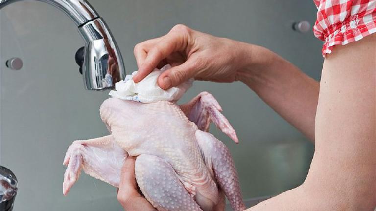 Πλένετε το κοτόπουλο πριν το μαγείρεμα; ΛΑΘΟΣ!