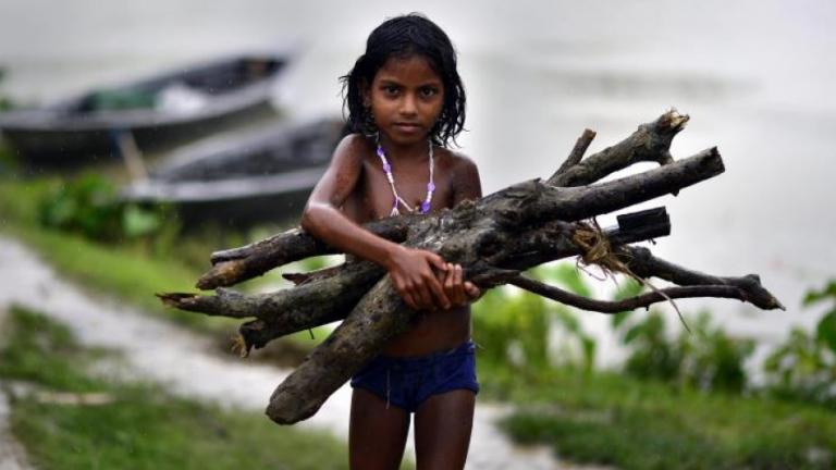 Γυναίκες και παιδιά γίνονται σκλάβοι λόγω πλημμυρών