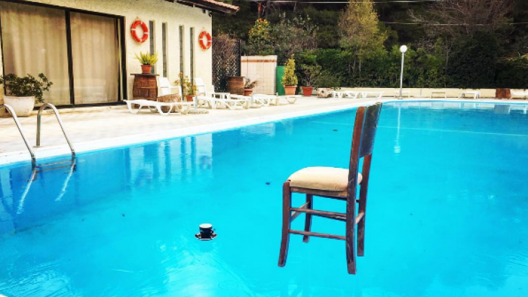 Έλληνας συγγραφέας ανέβασε φωτό με την παγωμένη του πισίνα!