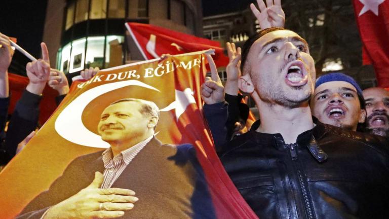 Οι ολλανδικές αρχές συνέλαβαν και απέλασαν Τουρκάλα υπουργό - Με τη χρήση βίας απομάκρυναν τους Τούρκους διαδηλωτές από το προξενείο- - Σε συναγερμό και οι δύο χώρες