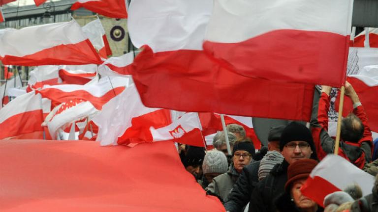 Πολωνοί «κομμουνιστοφάγοι» επιβάλουν φίμωση