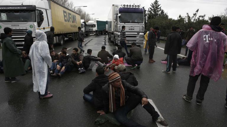 Μυρίζει μπαρούτι στην Ειδομένη – Πρόσφυγες έκλεισαν την Εθνική οδό Θεσσαλονίκης - Ευζώνων