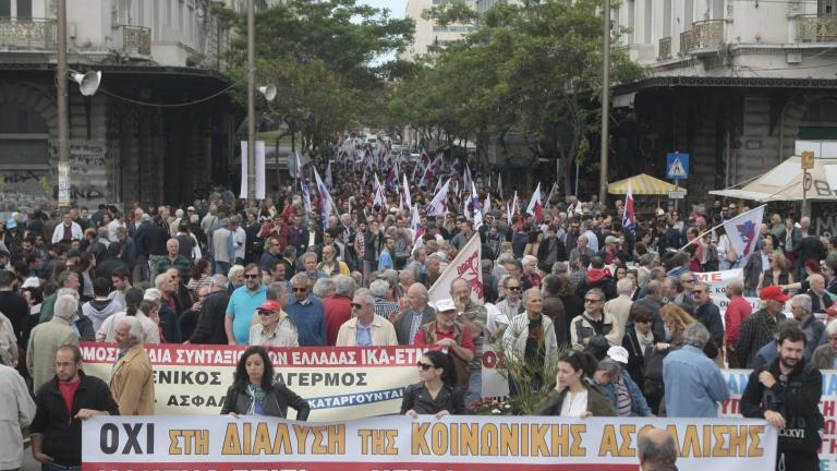 Σε εξέλιξη η πορεία του ΠΑΜΕ προς Σύνταγμα