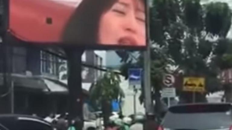 Ινδονησία: Διαφημιστική πινακίδα στο δρόμο έδειχνε πορνό! (ΒΙΝΤΕΟ)