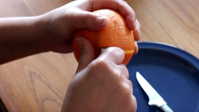 Εσείς μπορείτε να ξεφλουδίσετε έτσι ένα πορτοκάλι;  