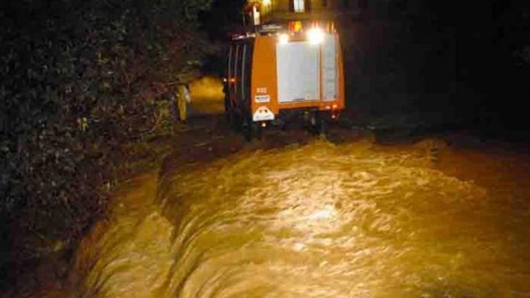 Επιχείρηση απεγκλωβισμού 5 ατόμων από αυτοκίνητο που παρέσυρε χείμαρρος στην Καλαμπάκα