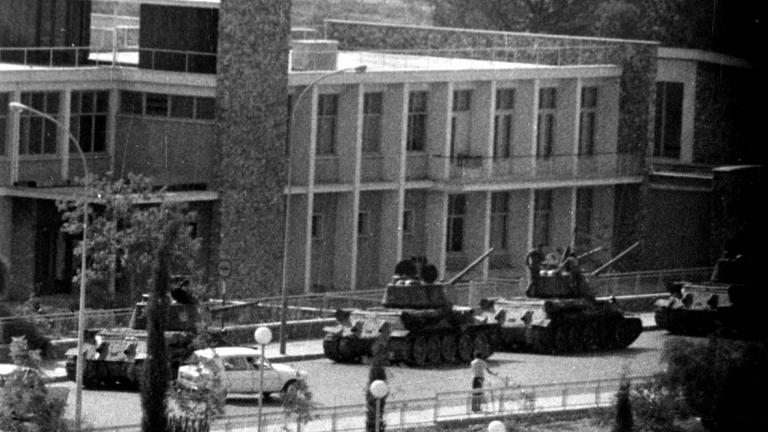 Από τις 27 Ιανουαρίου 1974, όταν επιβεβαιώθηκε ο θάνατος του αρχηγού της ΕΟΚΑ Β’ στρατηγού Γεωργίου Γριβα, ήταν φανερό πως η πορεία του νησιού θα ήταν πύρινη
