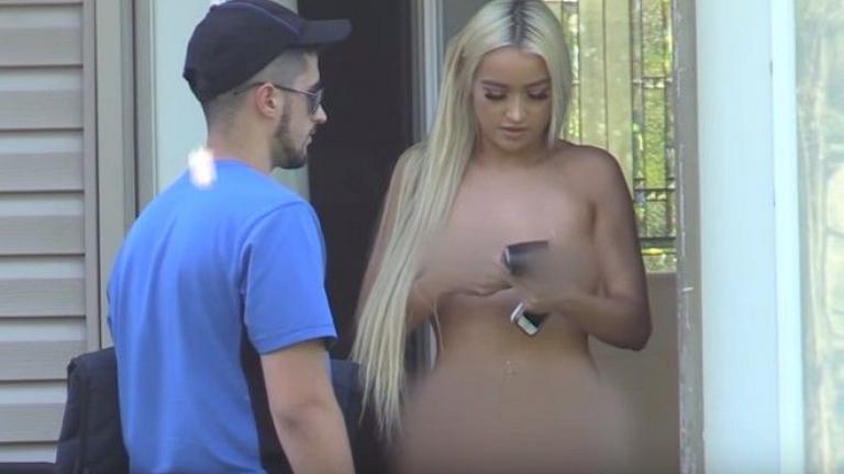 Ολόγυμνη παραλαμβάνει την πίτσα της (ΒΙΝΤΕΟ)