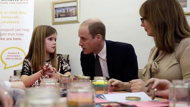 Η συγκινητική στιγμή που ο Πρίγκιπας Γουίλιαμ παρηγορεί μια 9χρονη που έχασε τον μπαμπά της
