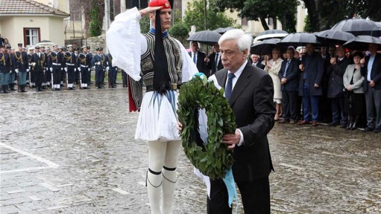Πρ. Παυλόπουλος από Μεσολόγγι: Δεν υποστέλλουμε τη σημαία