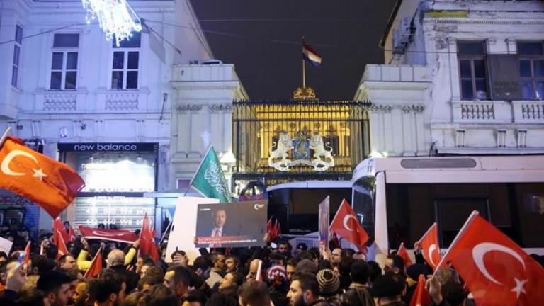 Παραβίαση της Συνθήκης της Βιέννης καταγέλλει η Άγκυρα – Με ταξιδιωτική οδηγία απαντά η Ολλανδία