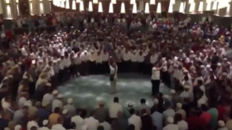 Φανατικοί μουσουλμάνοι προσεύχονται μέσα στο Παλάτι Ερντογάν! Video