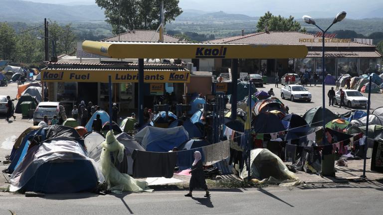 Φωτογραφικό ρεπορτάζ από τον καταυλισμό στο βενζινάδικο στο Πολύκαστρο 