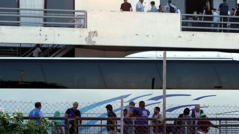 Σε εξέλιξη εκκένωση του πρώην αεροδρομίου στο Ελληνικό από πρόσφυγες και μετανάστες