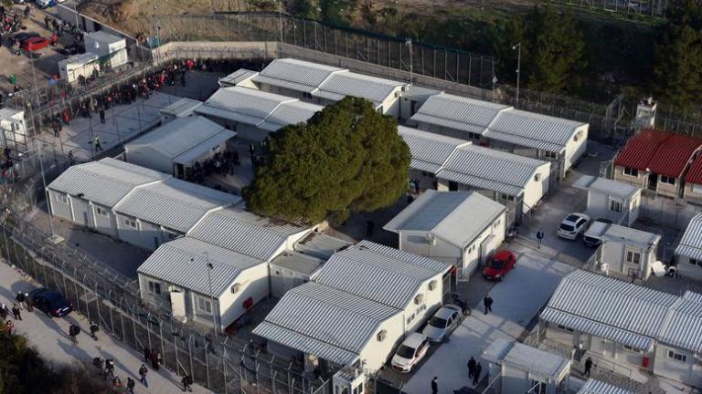 Επτά νέα κέντρα φιλοξενίας κατασκευάζονται για τη μεταφορά προσφύγων από Ελληνικό και Πειραιά
