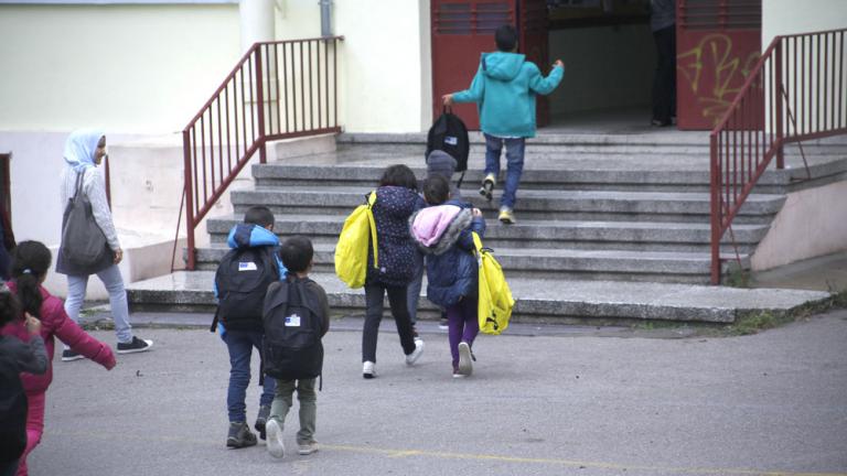 Θεσσαλονίκη: Συνέχεια αντιδράσεων για τα παιδιά των προσφύγων στον Προφήτη Βόλβης με αποχή 117 μαθητών από τα σημερινά μαθήματα 