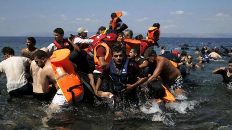 Έσωσαν μετανάστες από φλεγόμενη βάρκα