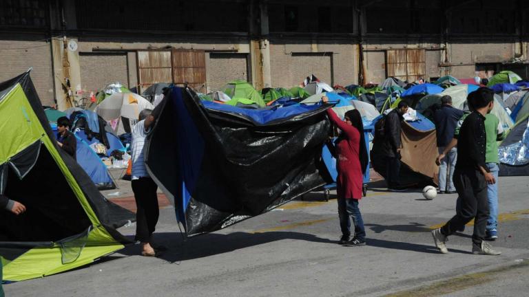 Κοντά 6 χιλ. οι πρόσφυγες και 1.100 οι σκηνές στο λιμάνι του Πειραιά