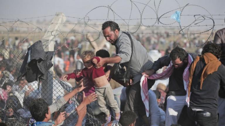 Τούρκοι πυροβολούν στα σύνορα Σύρους πρόσφυγες που καταδιώκει ο ISIS