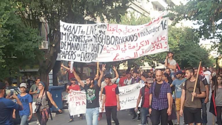 Πρόσφυγες σε καθιστική διαμαρτυρία στη Θεσσαλονίκη για τις συνθήκες διαβίωσης στο κέντρο φιλοξενίας τους