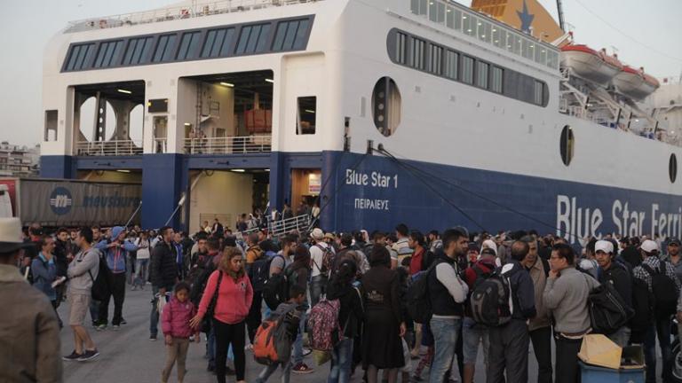 Πρόσφυγες κατακλύζουν το λιμάνι του Πειραιά