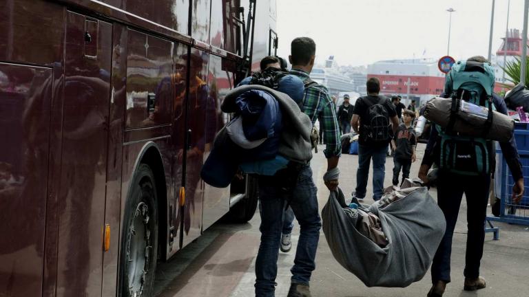 Νέο κάλεσμα στους πρόσφυγες να φύγουν από τον Πειραιά