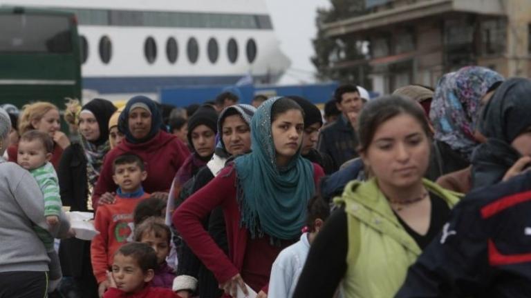Κατά χιλιάδες αποβιβάζονται στην Ελευσίνα μετανάστες και πρόσφυγες