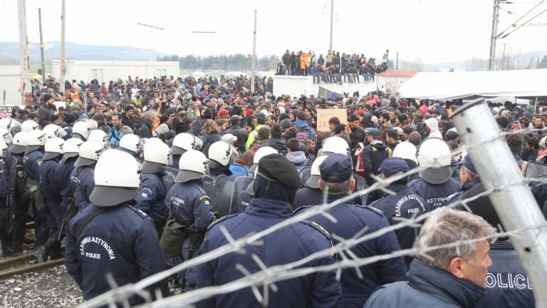 Στις 50 χιλιάδες οι εγκλωβισμένοι πρόσφυγες και μετανάστες