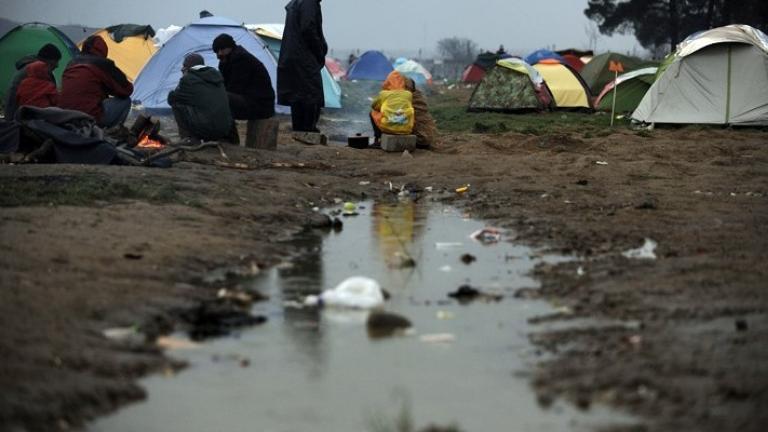 Guardian: Άνθρωποι στην Ελλάδα θα ζήσουν στα χωράφια-Σκηνές που ποτέ δεν έχουν φανταστεί