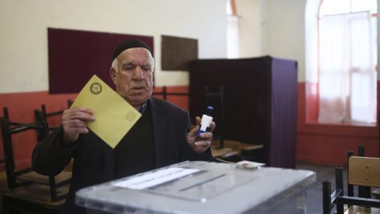 Τουρκία δημοψήφισμα: Εκατομμύρια πολίτες προσέρχονται στις κάλπες από το πρωί-Τι δείχνουν οι δημοσκοπήσεις