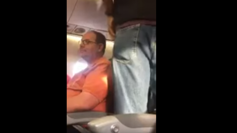 Οργή στα social media με βίντεο που δείχνει επιβάτη πτήσης να απομακρύνεται με βία