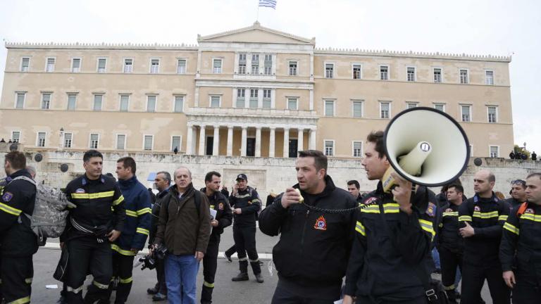 Μεγάλη διαδήλωση πυροσβεστών έξω από τη Βουλή