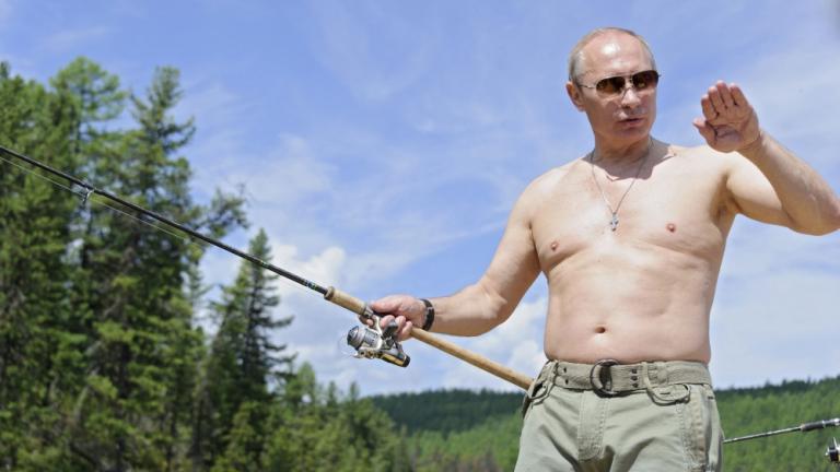 Χιλιάδες Ρώσοι ακολουθούν το παράδειγμα του Πούτιν και φωτογραφίζονται γυμνοί από τη μέση και πάνω