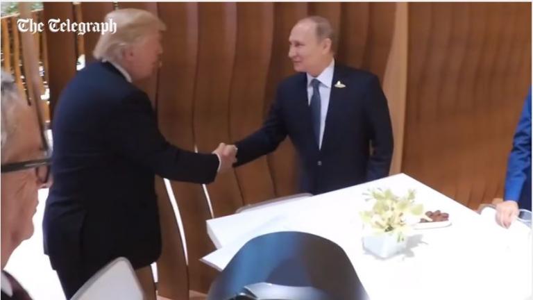 Πρώτη συνάντηση Τραμπ – Πούτιν με θέρμη και χτύπημα στην πλάτη