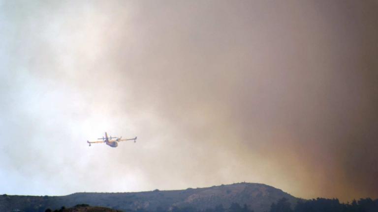 Σε εξέλιξη η πυρκαγιά στο Βαρνάβα Αττικής 